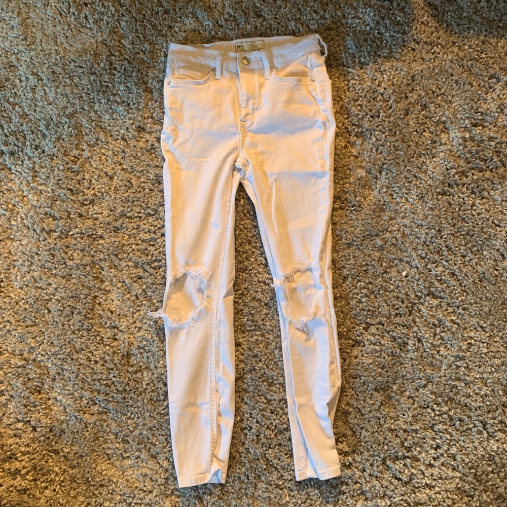 Sale ‼️ Free people white skinny jeans 🌸✨